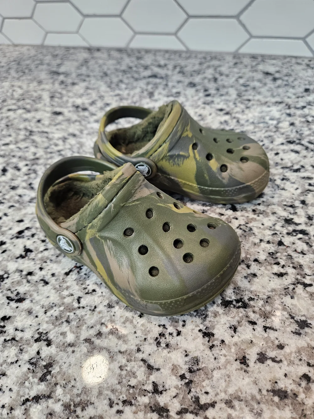 CROCS Kids Camouflage Green Fleece-Lined Clogs Size 7